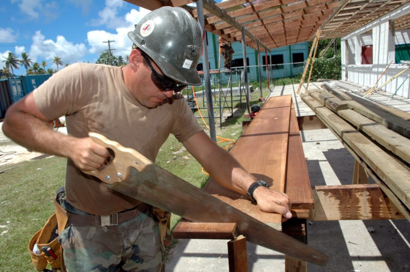 ebeniste-MONTAUROUX-min_worker_construction_building_carpenter_male_job_build_helmet-893290